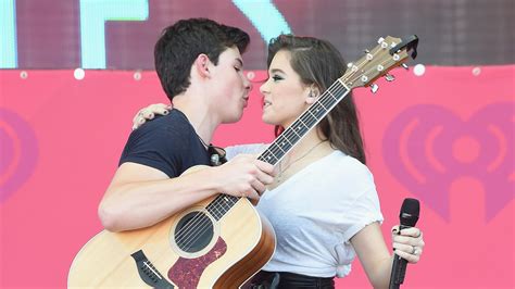 Watch Hailee Steinfeld and Shawn Mendes Sang "Stiches" at the ...