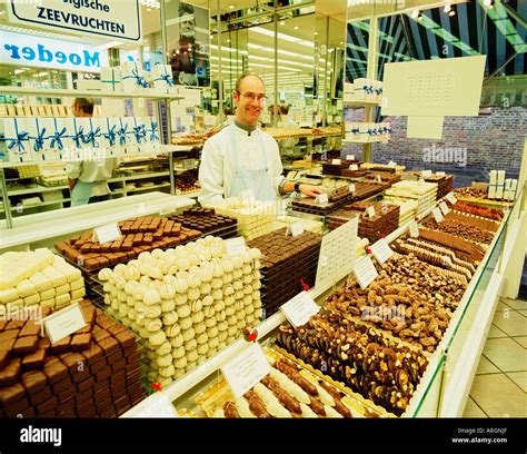 BELGIUM BRUGES BELGIAN CHOCOLATE SHOP Stock Photo: 9171950 - Alamy