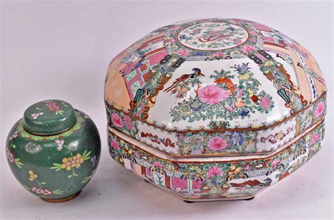 Lot Detail - Chinese Rose Medallion Porcelain Covered Box