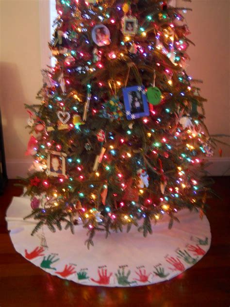 A Slice of Smith Life: Our "Handy" CHRISTmas Tree Skirt