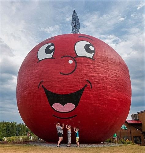 World's Largest Apple, Colborne, Ontario. 'The Big Apple', is a bakery ...