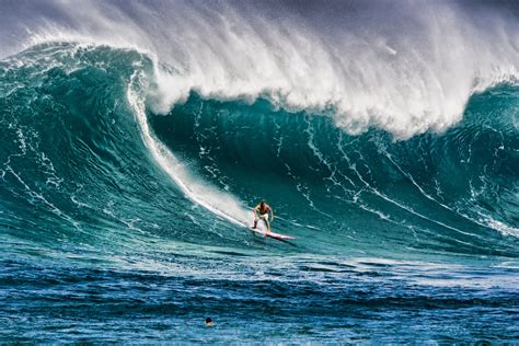 Surfing in Waimea, Hawaii photo on Sunsurfer