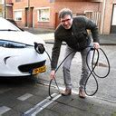 Armand bedacht een simpele oplossing voor het gehannes met de oplaadkabels van je auto | Foto ...