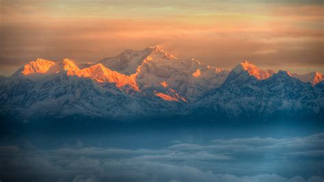 View of Kangchenjunga peak from Tiger Hill, Darjeeling, West Bengal, India | Windows Spotlight ...