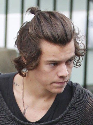 Harry looks so hot with his hair up in a pony tail. | Harry styles hair, Harry styles long hair ...