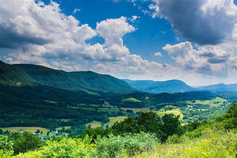 Saw this on my way back from Gatlinburg, this is Big Stone Gap, Virginia [OC] [2990x1994 ...