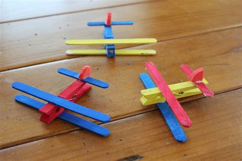 Basteln mit Jungs flugzeug-wascheklammer-eisstiele-bunte-farben Kids Crafts, Craft Kits For Kids ...