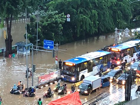 Banjir Jakarta Pagi Ini: Sejumlah Jalan Masih Terendam - Daerah JPNN.com