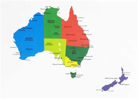 Mapa colorido de Australia de Nueva Zelanda que muestra las principales ...