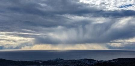 Impresionantes cortinas de lluvia en el mar