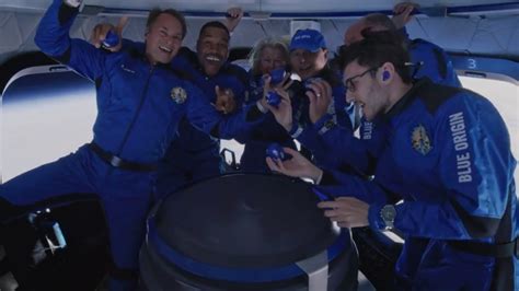 'This is heaven!': Watch Michael Strahan and crew float in space in ...