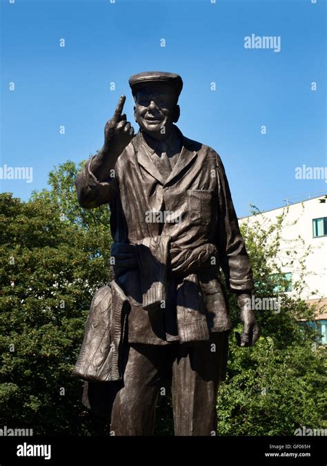 Dickie bird statue hi-res stock photography and images - Alamy