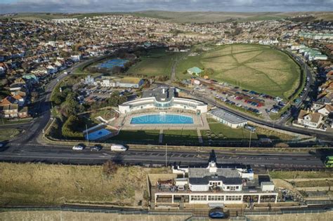 Aerial View of the Saltdean Art Deco Lido and the WhiteCliffs Saltdean Cafe Editorial Stock ...