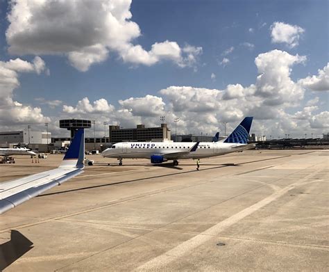 United Express E175 at IAH | The new United livery on an Exp… | Flickr