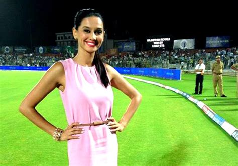 10 gorgeous women cricket journalist