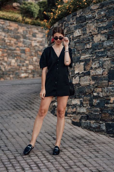 Travel Outfit: Black Dress and Mule Sandals || Summer Outfit 2018 LBD, Mules, Mule Sandalen ...