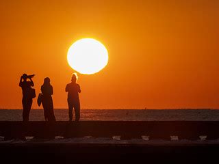 Three women | Sunrise at Lido di Jesolo | Riccardo Palazzani | Flickr