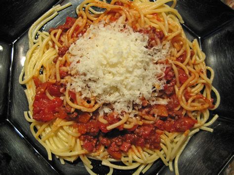 File:Spaghetti Bolognese mit Parmesan oder Grana Padano.jpg - Wikimedia ...