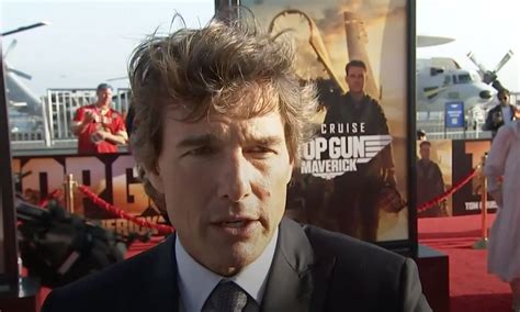 The Sun on Twitter: "Tom Cruise lands helicopter on aircraft carrier for the premiere of Top Gun ...