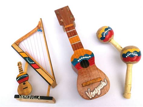 Arpa, cuatro y maracas. Instrumentos de música típica venezolana | Venezuela, Musica tipica ...