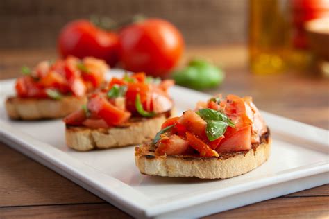 Tomato bruschetta - Italian recipes by GialloZafferano