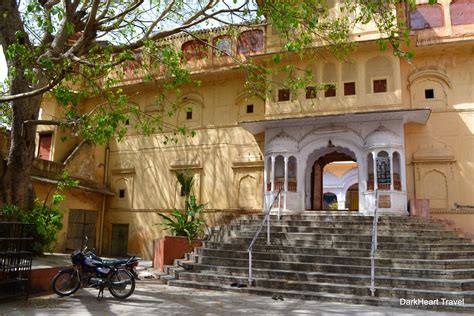 Exploring temples in Jaipur's Old City - Dark Heart Travel