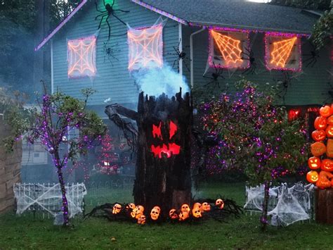 24 Indoor & Outdoor Tree Halloween Decorations Ideas