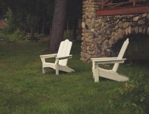 2 white wooden lounge chairs free image | Peakpx