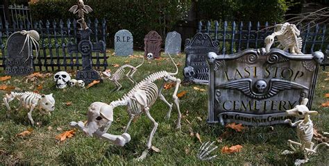Outdoor cemetery seen Halloween decorations | Halloween graveyard decorations, Halloween ...