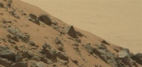 'Pyramid' spotted on the surface of Mars - Unexplained Mysteries