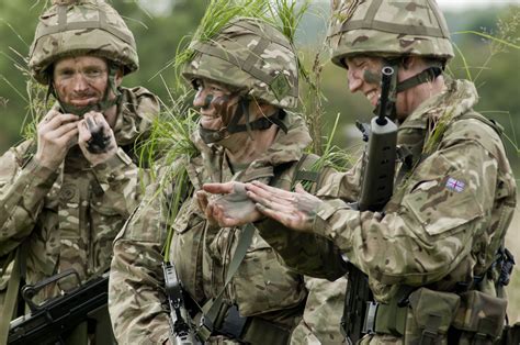 File:Army Reservists Applying Camouflage MOD 45156161.jpg
