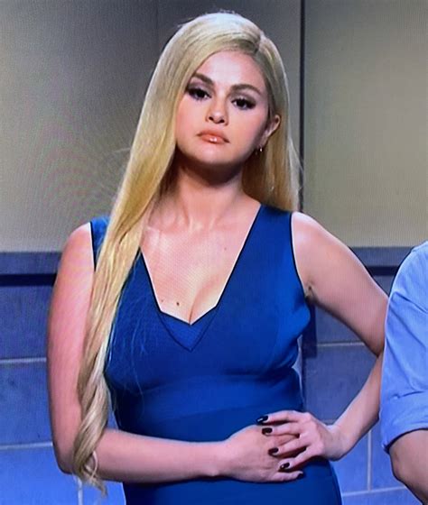 ana | FAN ACCOUNT. on Twitter: "Selena Gomez serving FACE. #snl https://t.co/AWgdFAY910" / Twitter