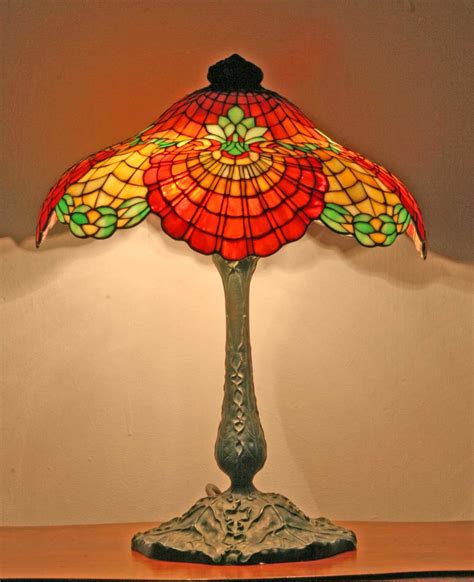 Red stained glass scalloped lamp | Tiffany stained glass, Tiffany lamps, Stained glass lamps