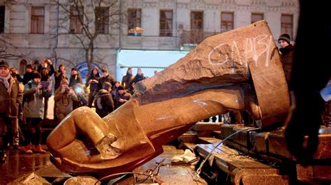 Lenin Statue Toppled By Protesters In Kiev | World News | Sky News