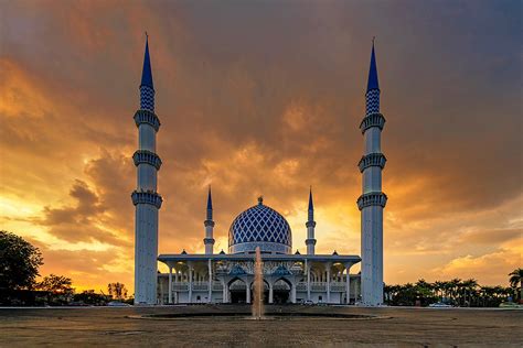 A Guide To 10 Must-Visit Mosques In Malaysia's Selangor During Ramadan