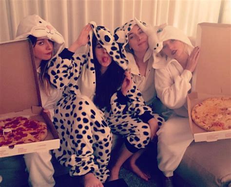 WOW. They're girls after our own hearts! Taylor Swift and Haim have a pizza party... - Capital