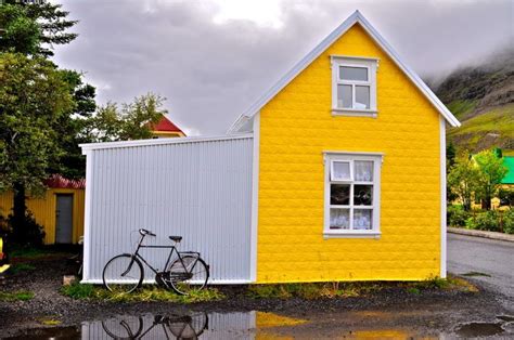 52 Yellow Exterior House Ideas (Brick, Vinyl, Stucco, Wood etc.) | Yellow house exterior ...