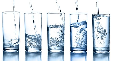 ¿Realmente tomar 8 vasos de agua al día es bueno para la salud?
