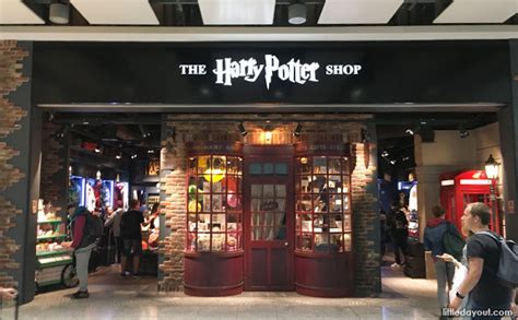 The Harry Potter Shop At Platform 9 ¾, Kings Cross Station, London ...