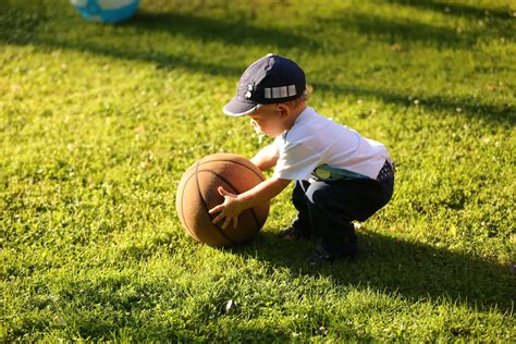 Bezplatný obrázek: dítě, batole, basketbal, hráč, tráva, Baseball, míč, Sportovní, hra, aktivní