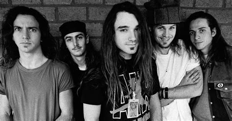 The Dream Of The '90s Is Alive In These 16 Vintage Pearl Jam Photos
