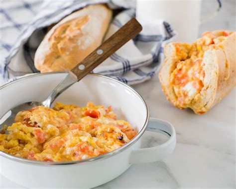 Huevos revueltos con tomate y queso - La Cocina Chilena de Pilar Hernández