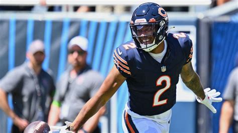 Bears' new star WR DJ Moore dazzles in debut with 62-yard TD - ESPN