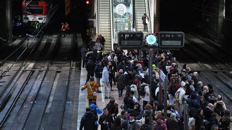 Cercanías sufre otra vez restricciones entre Atocha y Recoletos de madrugada tras salirse un eje ...