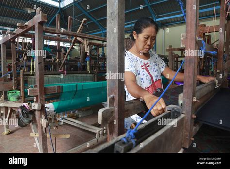 Ikat weaving indonesia hi-res stock photography and images - Alamy