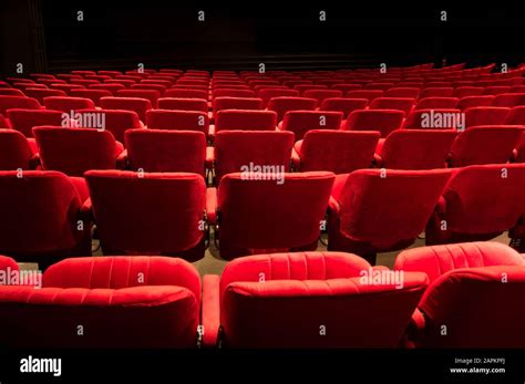 Movie theater screen red seats hi-res stock photography and images - Alamy