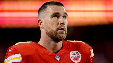 Chiefs' Travis Kelce throws helmet in frustration after interception | Fox News