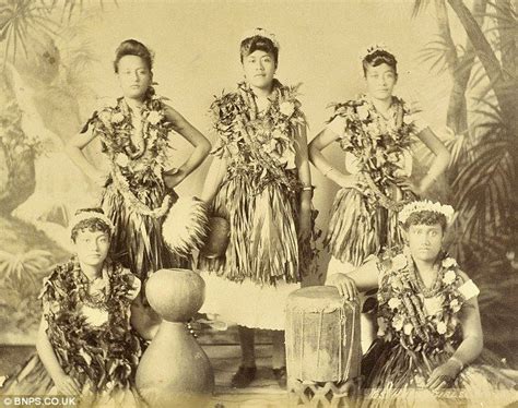 Hawaii 1890. Hawaii 1890: Is this the first ever picture of a surfer about to ride the waves ...