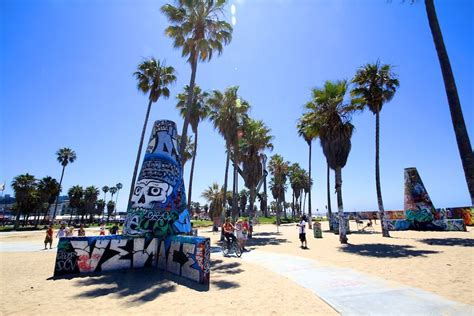 Venice Beach Boardwalk: Shops, Food, Art & Street Performers | Venice ...