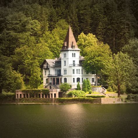 The Grundlsee lake with beautiful castle and sailboat. — Stock Photo ...